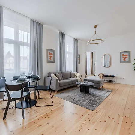 Modernes Im Hollaendischen Viertel