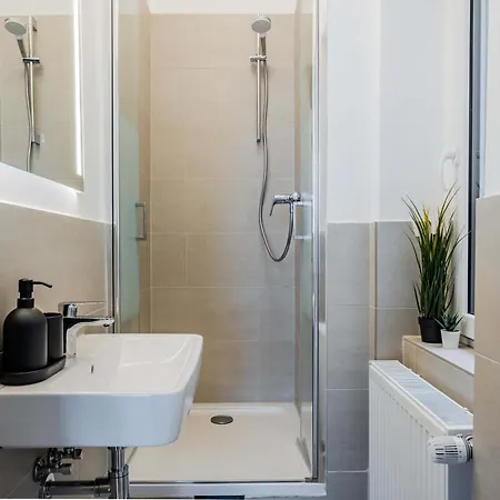 Modernes Im Hollaendischen Viertel